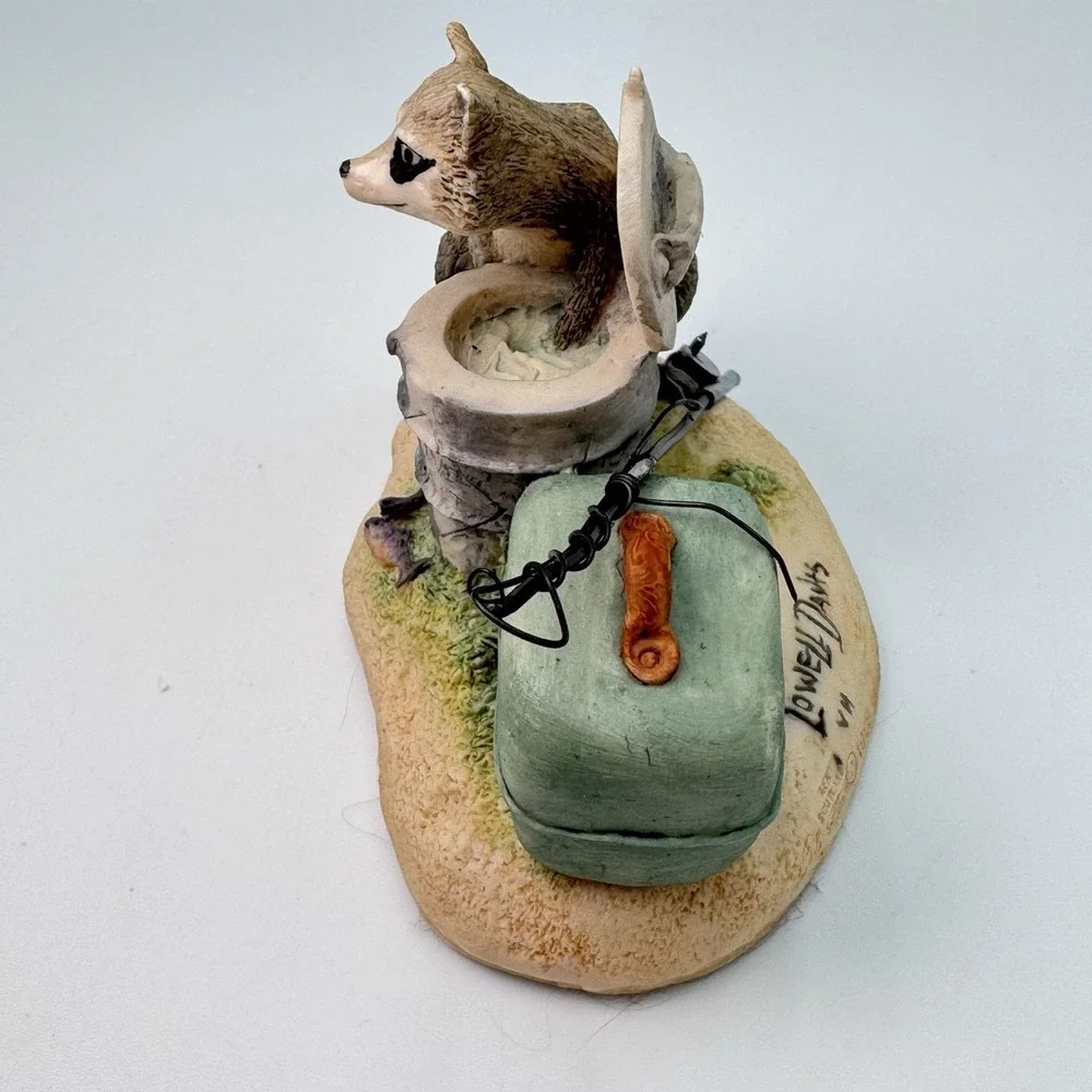Lowell Davis‎ Schmid COON CAPERS Figurine Racoon Stealing Fish BFA Scotland EUC